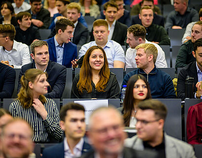 Im Audimax sitzende Absolvent*innen 