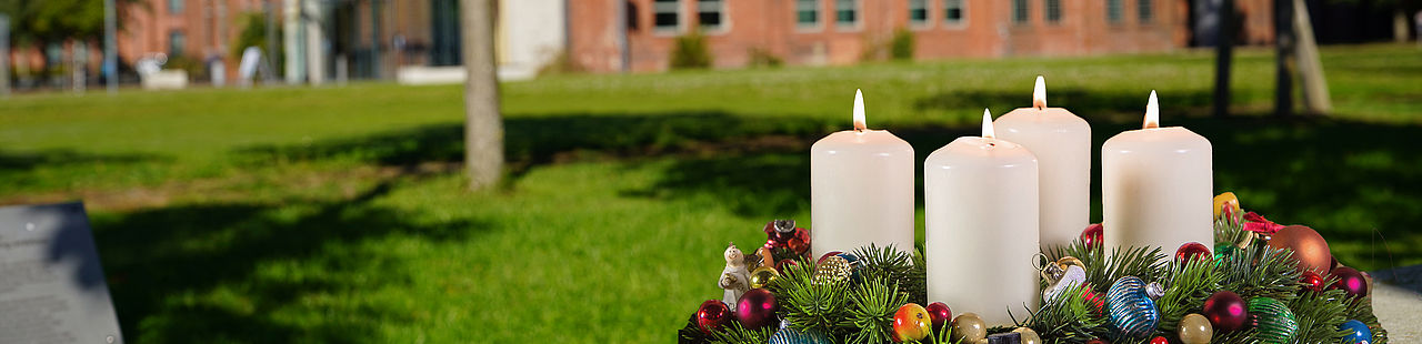 Adventskranz mit vier Kerzen auf dem Campus
