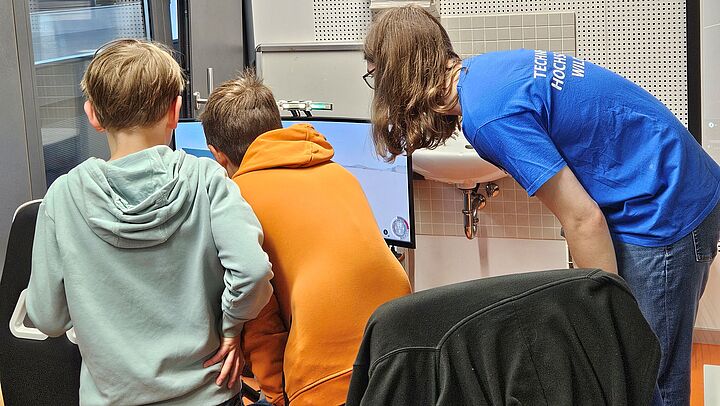 Hocshculinformationstag 2025 Fahrsimulator im Labor