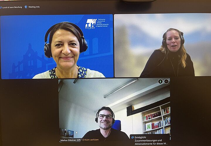 Screenshot eines Videocalls mit drei teilnehmenden Personen.