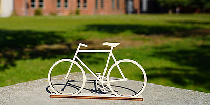 Miniatur-Holzfahrrad auf dem Campus der TH Wildau