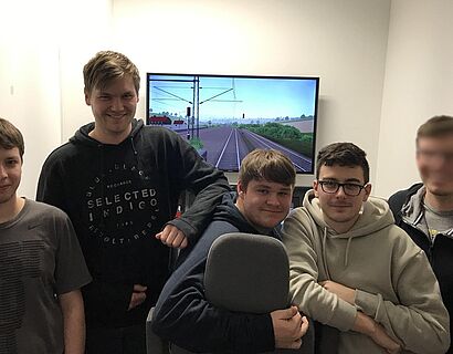 Studenten vor Fahrsimulator ODEG