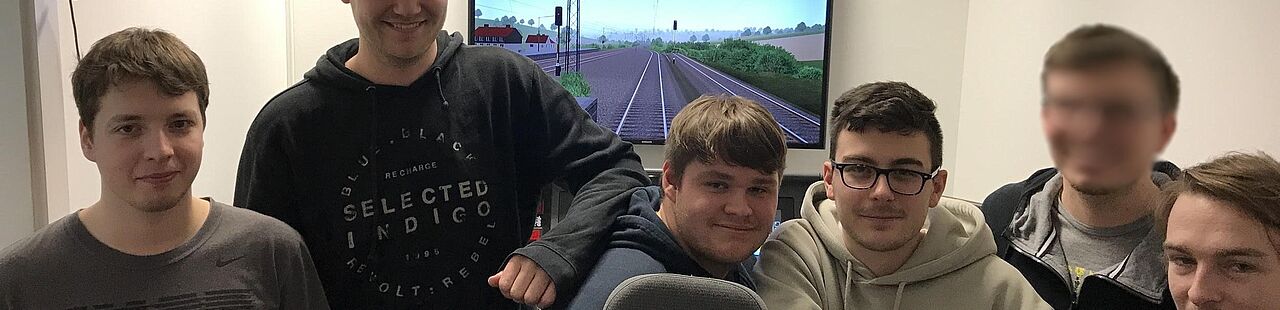 Studenten vor Fahrsimulator ODEG