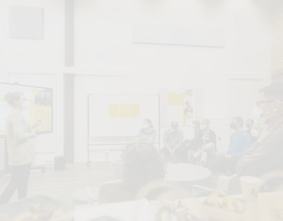 Eröffnungsveranstaltung Opp:Lab; Prof. Mietzner trägt vor, Zuschauer/Zuhörer*innen sitzen auf dem Podest