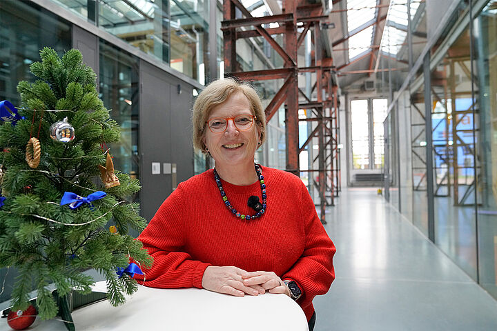 Prof. Ulrike Tippe in ihrem Weihnachtsgruß