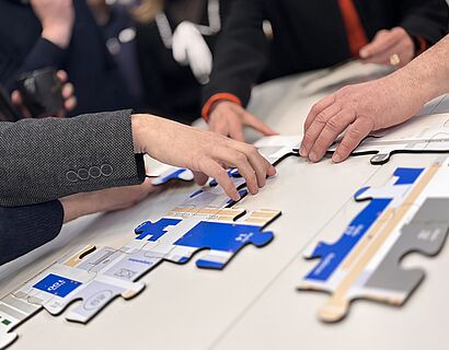 Auf diesem Bild ist ein TH Wildau Lageplan zu sehen der zusammen gepuzzelt wird.