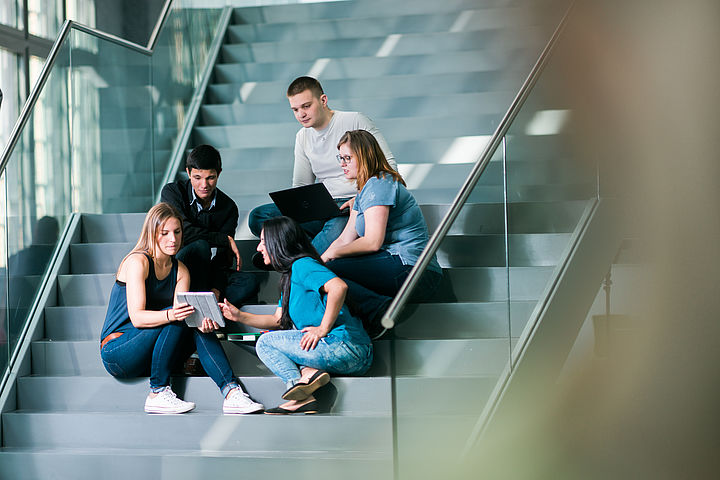 Studierende auf Treppe