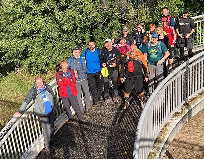 Wander/-innen vor der Radbrück in Nierderlehme