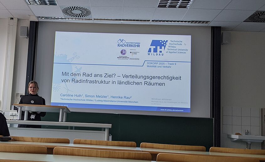 D O K O R P Caroline Huth bei ihrem Vortrag zu Verteilungsgerechtigkeit von Radinfrastruktur in ländlichen Räumen