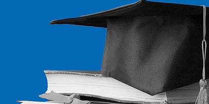 Doktoranden-Hut auf Bücher-Stapel